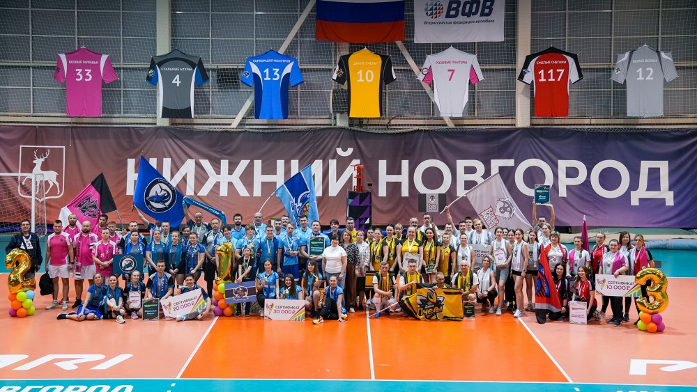 Ежегодный корпоративный чемпионат по волейболу объединяет на площадке женские и мужские команды