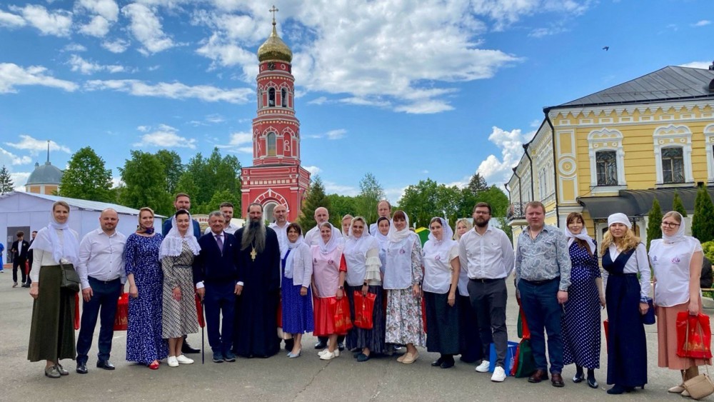 Волонтёры и руководители «Союза Маринс Групп» после праздничной службы в день 510-летия Вознесенской Давидовой пустыни