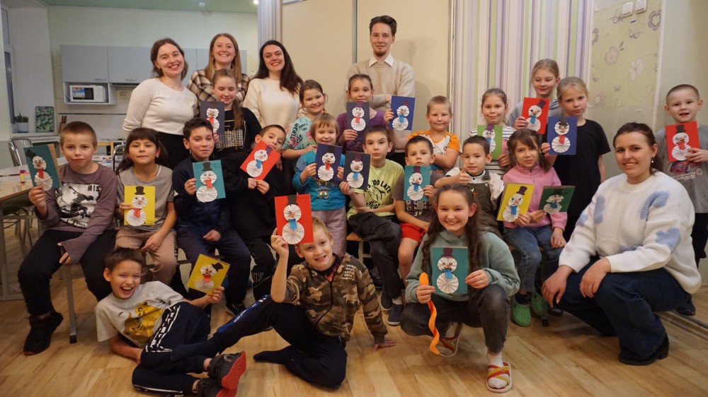 Дети из социально-реабилитационного центра города Берёзовский Сверловской области вместе с сотрудниками «Союза Маринс Групп» сделали новогодние письма-открытки с пожеланиями Деду Морозу