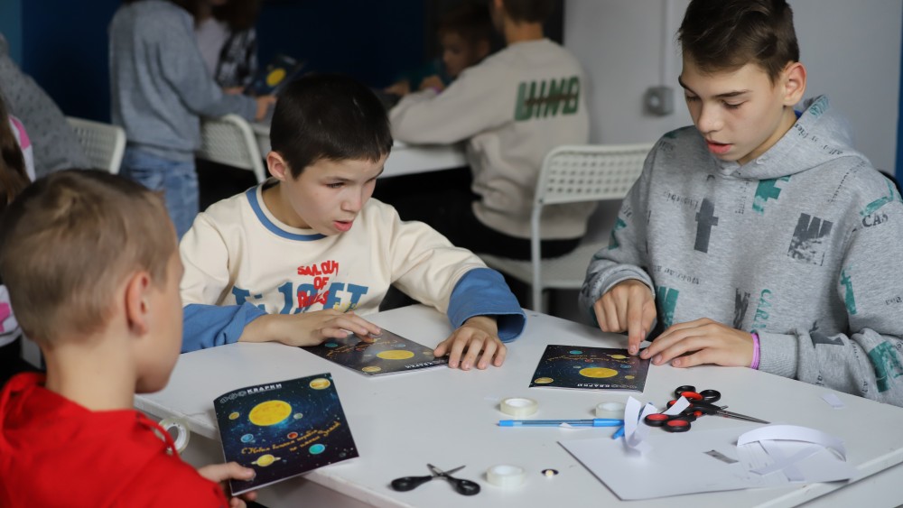 Ребята из подшефного «Союзу Маринс Групп» Таремского детского дома Нижегородской области сделали «космические» открытки своими руками на празднике в музее занимательных наук «Кварки»