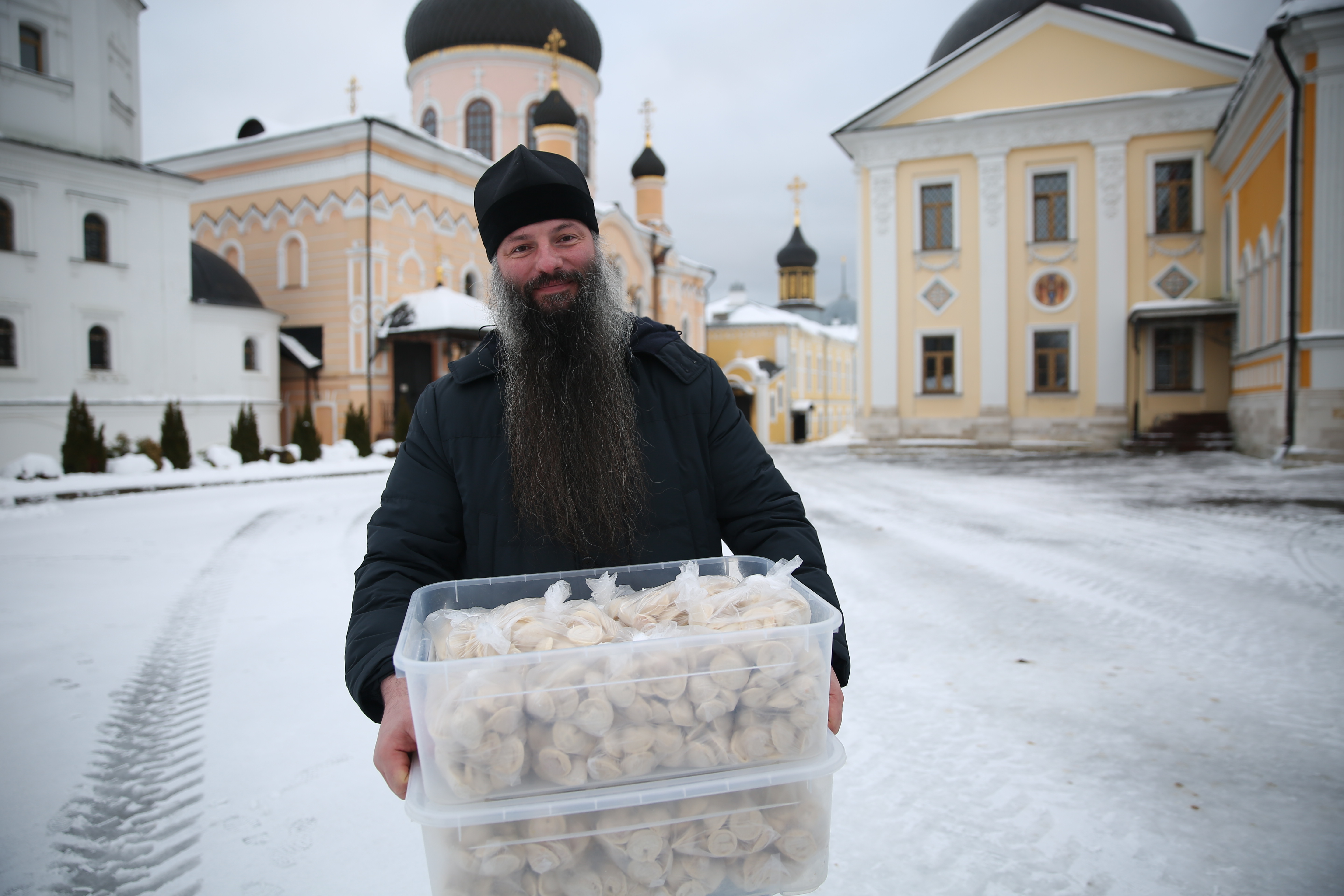Добровольцы кинокомпании «Союз Маринс Групп» помогли братии монастыря лепить пельмени