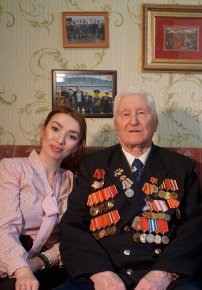 Сотрудники торгового центра «Мебельный базар» поздравили ветерана Великой Отечественной войны с Днем защитника Отечества