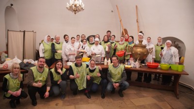 Волонтёры из кинокомпании «Союз Маринс Групп» вместе с «Патриаршими добровольцами» напекли блинов и угостили ими нуждающихся