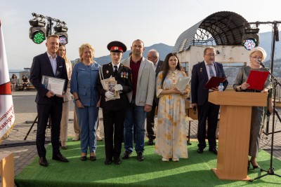 Отель «Ялта-Интурист» поддержал подшефную школу №11 и приготовил интересные подарки