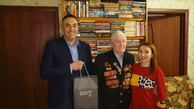 Сотрудники ТЦ «Мебельный Базар» поздравили ветерана Великой Отечественной войны с наступающим Новым годом