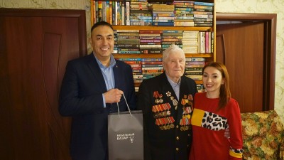 Сотрудники ТЦ «Мебельный  Базар» поздравили ветерана Великой Отечественной войны с наступающим Новым годом