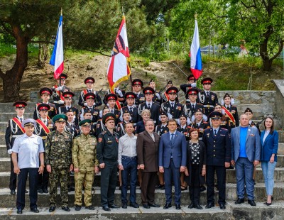 Выпускники подшефной школы отеля Yalta Intourist простились со знаменем Кадетского корпуса 
