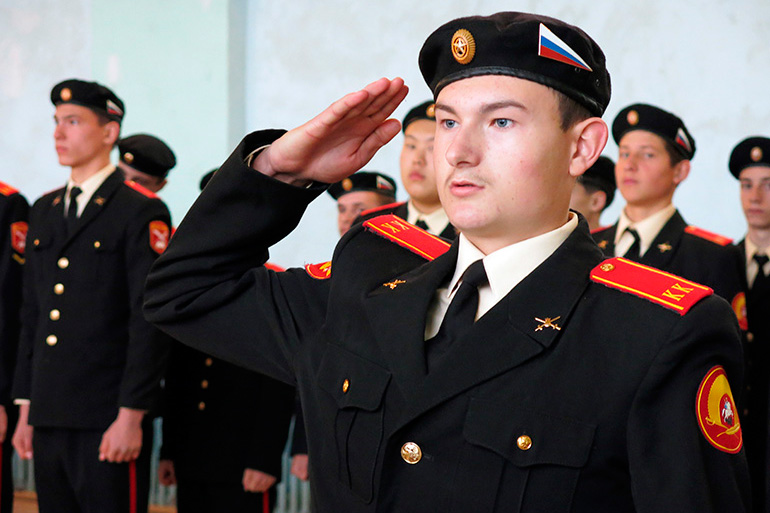Подшефные кинокомпании первокурсники кадетских классов Губернаторского аграрного колледжа (Калужская область) на принятии присяги