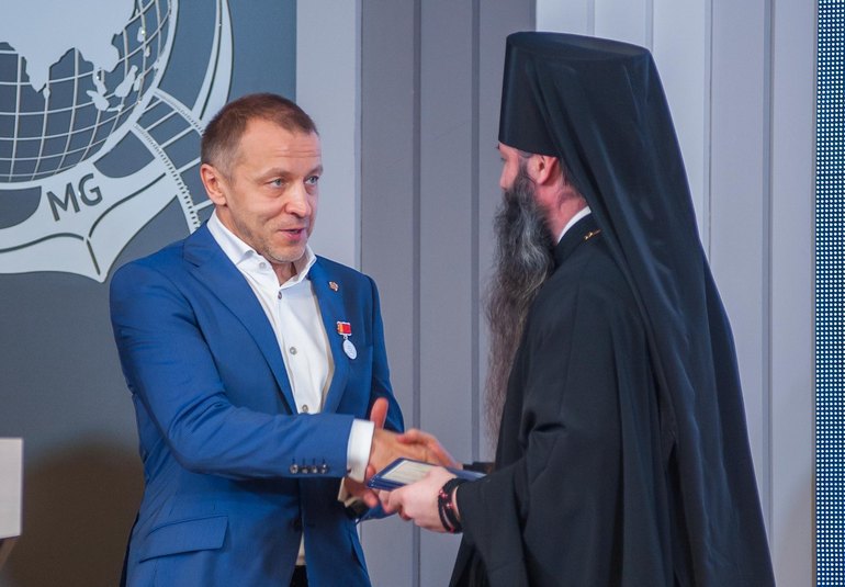 Настоятель Вознесенской Давидовой пустыни игумен Сергий (Куксов) вручает Главе Кинокомпании «Союз Маринс Групп» Александру Куликову медаль Московской Епархии Русской Православной Церкви «За жертвенные труды»