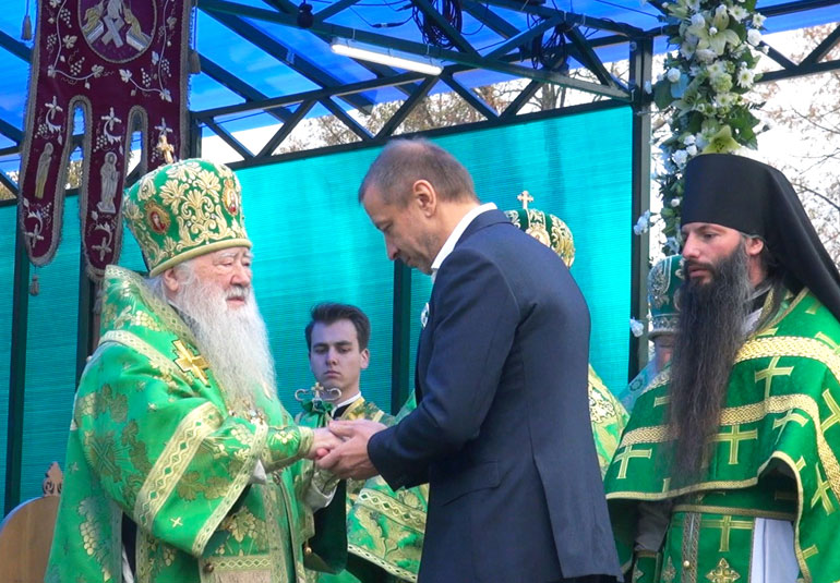 В день празднования 500-летия Вознесенской Давидовой пустыни Митрополит Крутицкий и Коломенский Ювеналий вручает Главе Кинокомпании «Союз Маринс Групп» Александру Куликову награду Святейшего Патриарха Кирилла – орден Русской Православной церкви преподобного Серафима Саровского III степени