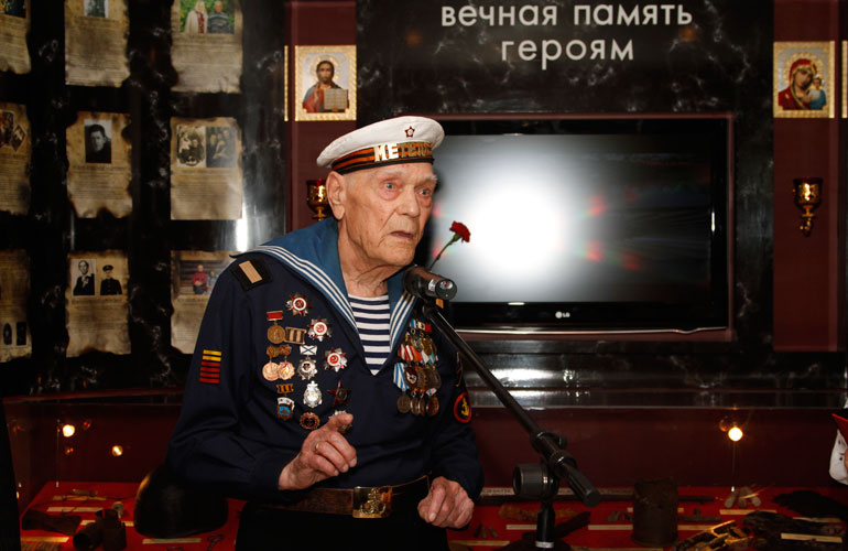 Ветеран морской пехоты Ю.А. Фомичев на открытии мемориала Боевой Славы в Центральном офисе «Маринс Групп»-Москва. 2010 г.