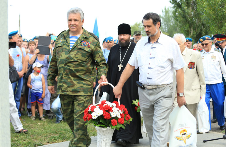 Возложение цветов к памятнику Герой Советского Союза Василия Маргелова. День ВДВ. 2014
