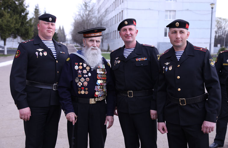 Встреча ветеранов с парадным полком морской пехоты проходит при поддержке Кинокомпании «Союз Маринс Групп»